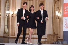 [HEI포토] 레드벨벳 조이, 이서원-이현우 사이에서 함박웃음~