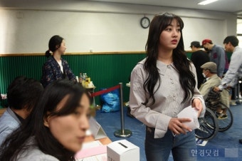 [HEI포토] 트와이스 지효, '이제 내 손으로 대통령을...'