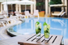 야외수영장 한달 먼저 열어도 북적…호텔가 더위사냥