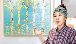 나무에 채색한 인간과 자연의 상생
