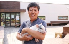 [한경·네이버 FARM] 돼지를 6개월 아닌 열 살까지 키우는 이천 돼지 아빠