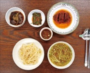 만찬 주 메뉴는 황태…얼었다 녹으며 갈등 극복 의미