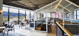 할리스 가봤어? 1인 독서실·야외정원·한옥 매장…진격의 빨간 왕관 19년째 두자릿수 성장