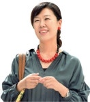 이원 시인 부대끼는 우리 사회에 사랑 지피고 싶었죠