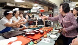 김정숙 여사, 뉴욕한인봉사센터(KCS) 한인경로회관 방문