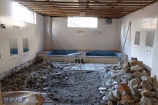 75년 역사 품은 삼청동 코리아 목욕탕 문닫는다…사진관 변신