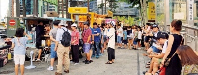 철거반에 쫓기던 노점상 화려한 변신… 하루 130만원 버는 서초구 푸드트럭
