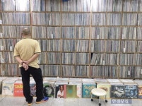 [아날로그의 재발견] (5) 디지털 극단에서 불어온 본능…LP 찾는 젊은이들