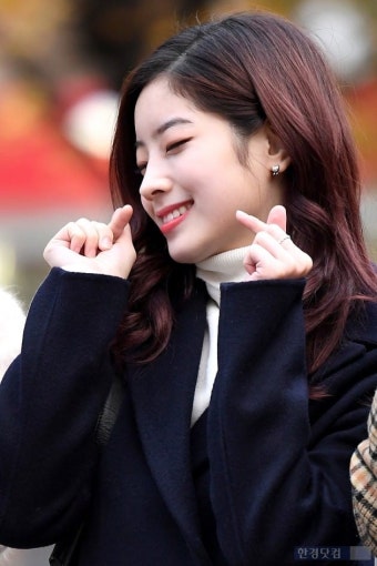 [포토] 트와이스 다현, '하트에도 애교를 담아서~'
