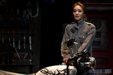 [포토] 박정아, 오토바이 수리공으로 변신