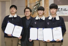 한파 속 쓰러진 할아버지 구한 전농중 3인방에 표창