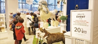 반려견에 한 달 30만원 쓴다… 6조 펫 시장에 유통·IT사까지 눈독