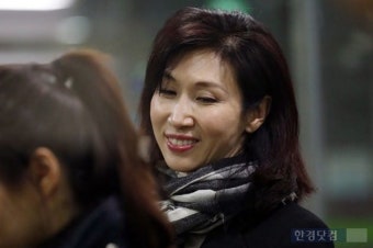 [포토] 미소지으며 법원 향하는 노소영 관장