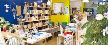 맥주 마시고 심리상담… 취향저격 동네 책방 뜬다