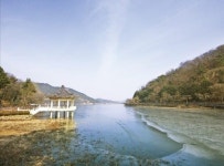 [여행의 향기] 얼었던 강도 풀리고… 노목가지엔 봄이 오는 소리