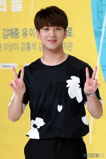B1A4 바로, 열애설 부인·태도 논란에 