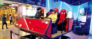 백화점·쇼핑몰에 속속 들어서는 VR 체험관… 왜?