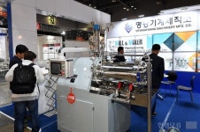 [포토] 습식분산기 선보이는 명광기계제작소 (KOREA CHEM 2018)