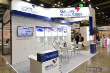 [포토] 의료용 고무 선보이는 삼성의료고무(KOREA PHARM&BIO 2018)
