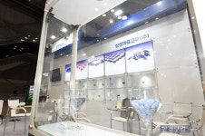 [포토] 의료용 고무 선보이는 삼성의료고무(KOREA PHARM&BIO 2018)