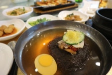 北 옥류관 가보니 북새통…40분 기다려야 맛볼 수 있는 평양냉면