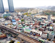 [한경 BIZ School] 새 아파트 바로 옆 헌 아파트… 후광효과를 노려라
