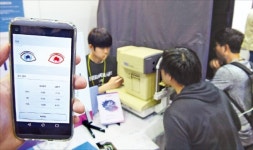 [월드IT쇼 2018] VR로 중장비 실습, 폰 카메라로 눈 검진… 신기술로 新세계 열다