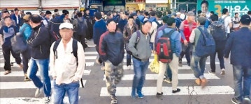 최저임금 인상의 짙은 그늘… 새벽 인력시장 한숨