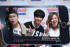 [포토] 이영자-뉴이스트W JR-김숙, 랜선라이프 기대해 주세요~