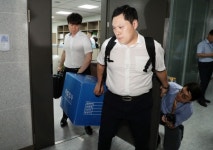 김경수 지사 집무실·관사 압수수색 … 당사자는 미리 알고 휴가원?