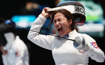 펜싱 여자 에페 ‘맏언니’ 강영미, AG 첫 출전서 금메달 획득
