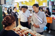 소상공인시장진흥공단, 대전 도마큰시장 방문… 추석명절 장보기 행사 진행