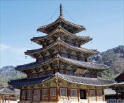 속리산 법주사, 세월에도 꼿꼿한 목조탑 팔상전