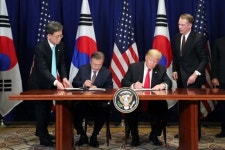 文대통령, 트럼프와 한미 정상회담 후 FTA 서명식