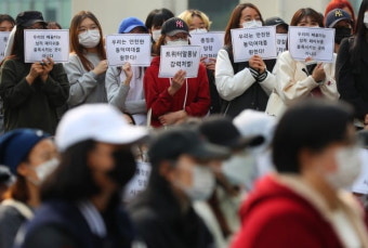 '동덕여대 알몸남' 사건, 김명애 총장 사과…학생들은 야유