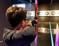 [체험+] 양궁 쏘고 공 던지고…체감형 스포츠 게임장 가보니