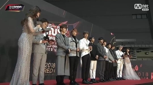 스트레이 키즈, 미국 시카고 롤라팔루자에서 11만 관객 앞에서 눈부신 화려한 공연 연출하여 글로벌 인기 재확인