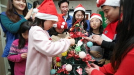 삼성전자, 지역 아동들에게 크리스마스 선물 전달