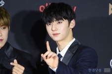 [HK영상] 워너원 황민현, 워너블 마음 뒤흔드는 멋진 모습…황제의 잘생김 (세로직캠)