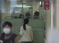 민주당 신재민 생명에 지장 없어 다행 vs 한국당 민주당, 젊은이 사지 몰아넣어