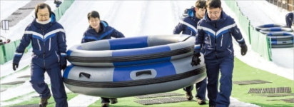 눈썰매 나르며…정금용 대표, 새해 첫 현장 경영