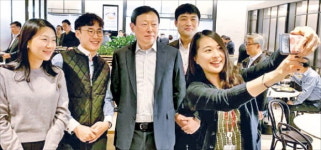 구내식당 찾은 신동빈 회장, 직원들과 깜짝 셀카