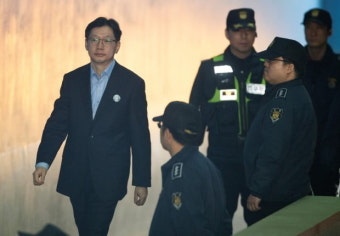 김경수 지사, 항소심 공판 출석하며 미소…보석 풀려날까