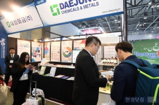 [포토] 원료 의약품 선보이는 대정화금(KOREA PHARM&BIO 2019)