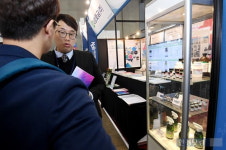 [포토] 원료 의약품 선보이는 대정화금(KOREA PHARM&BIO 2019)
