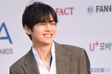 [포토] 방탄소년단 뷔, 귀여운 미소~ (더팩트 뮤직 어워즈)