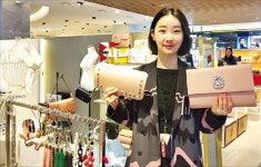 엘씨벤쳐스 러브참 가방, 덮개를 뗐다 붙였다…가방 디자인 내맘대로