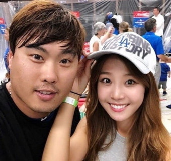 류현진 완봉승 소식에…아내 배지현 아나운서 관심