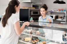 와글와글｜카페에 케이크 들고 가서 파티하기 민폐다 vs 아니다