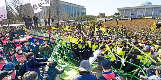 민주노총과 경찰 간 갈등, 혼수상태 주장 가짜뉴스로 파명